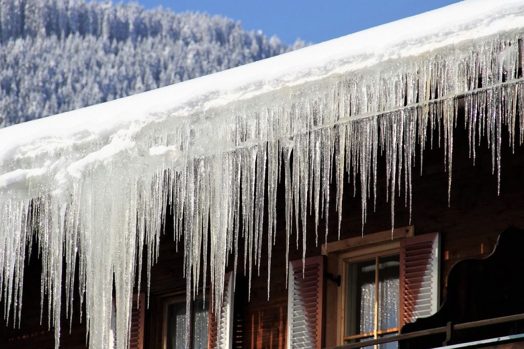 Worauf Hausbesitzer bei Schnee und Eis achten müssen